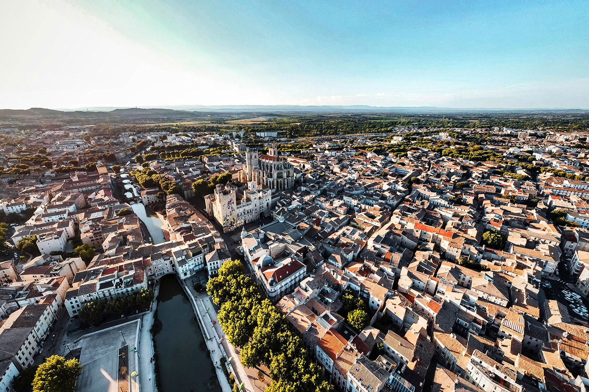 Découvrez les activités sportives à faire à Narbonne : randonnée, vélo, sports nautiques et plus encore, pour toutes les saisons !