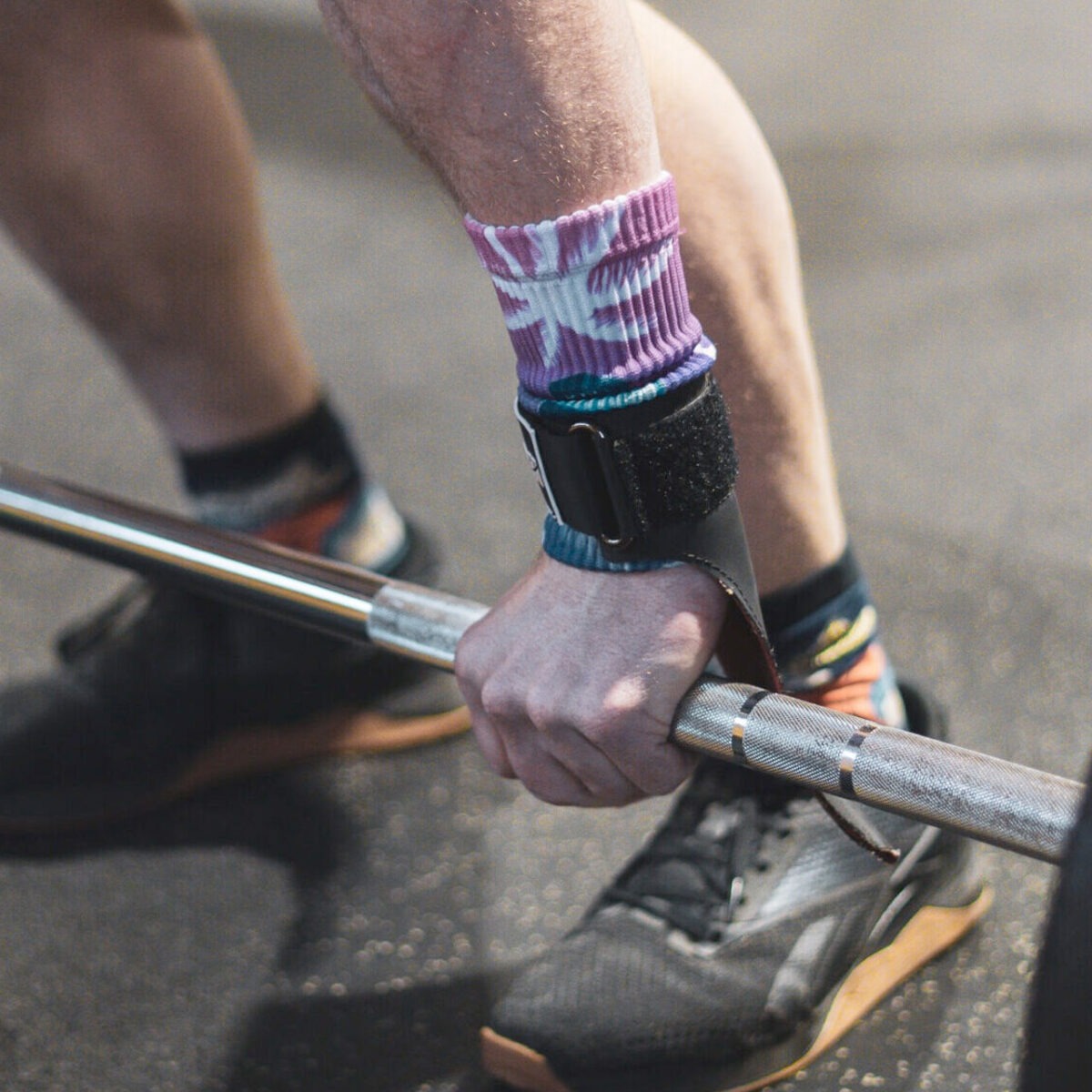 personne qui soulève une barre