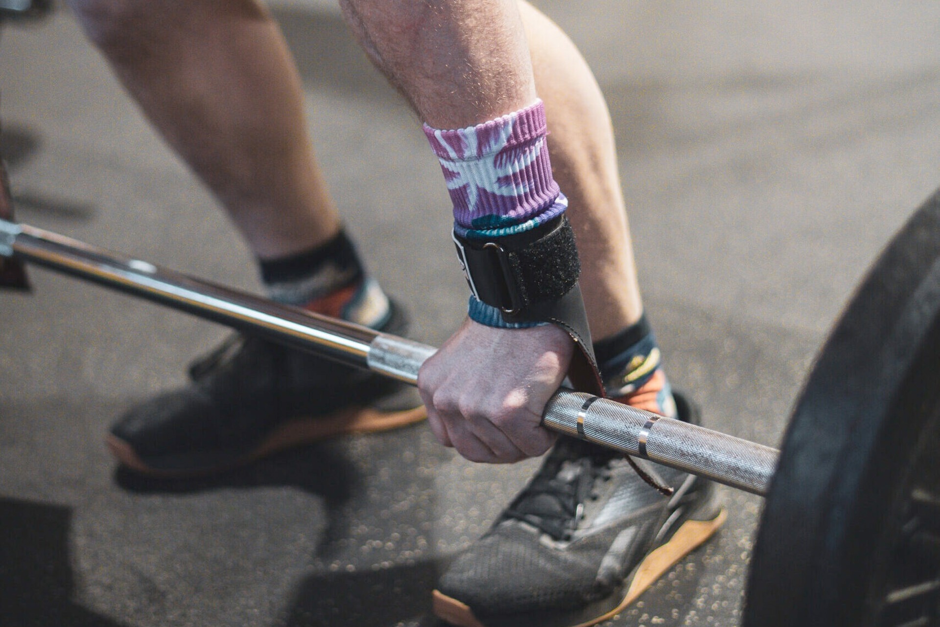 personne qui soulève une barre