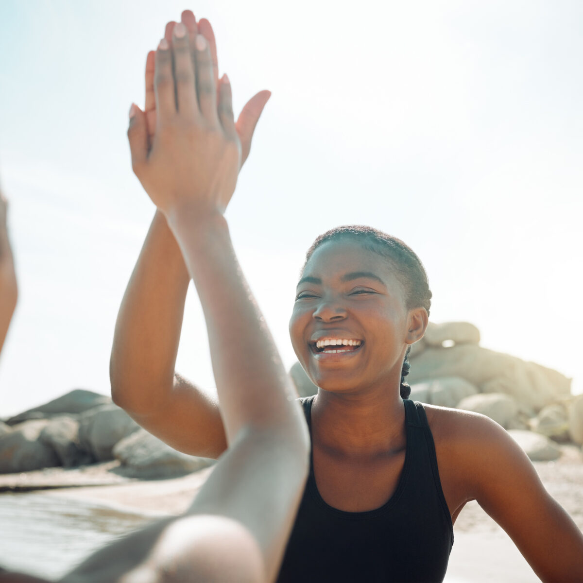 Deux sportives célèbrent leur performance en se tapant dans la main